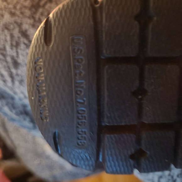 NWOT Youth Gusto Runners Black Size 5 non-marking - Picture 3 of 4